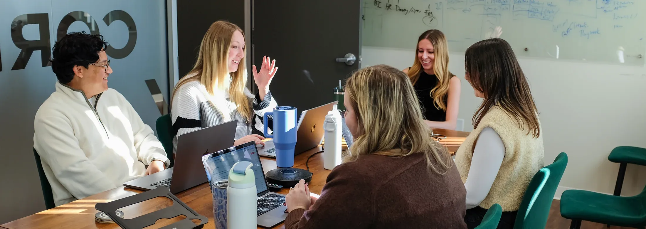 coalmarch-marketing-team-having-meeting