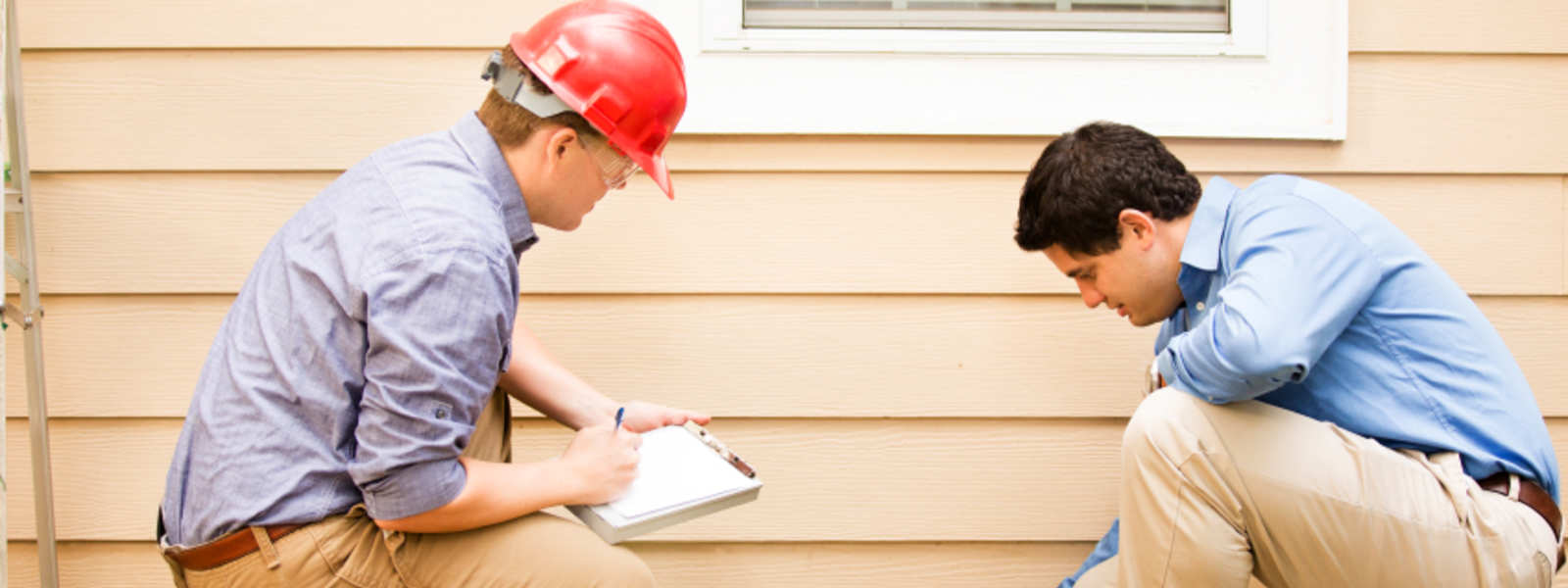 pest-technicians-observing