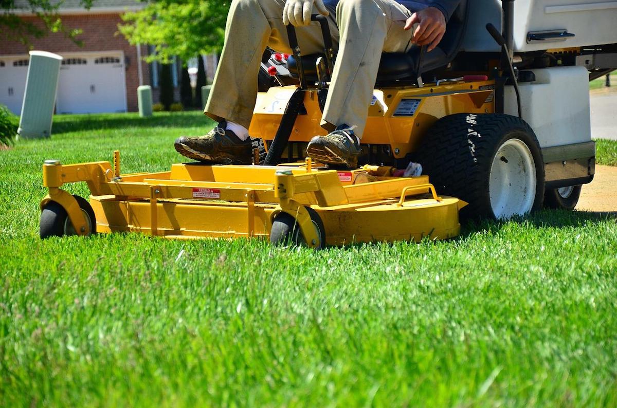 how to market a lawn care business